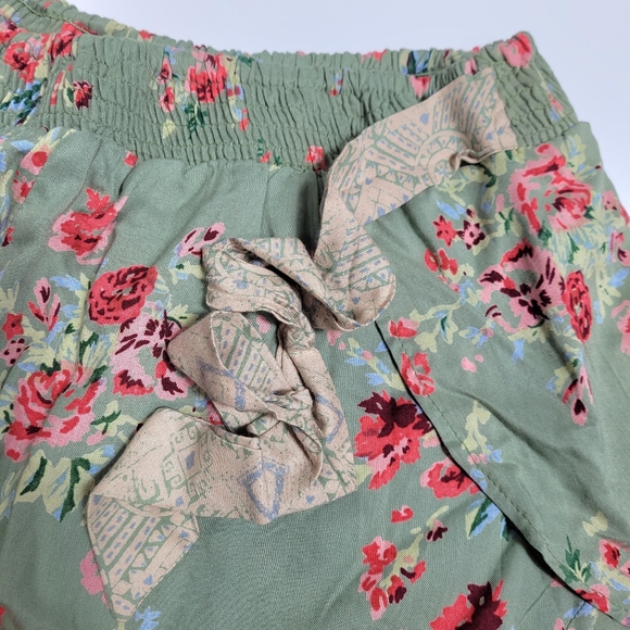 ***SOLD*** Angie Floral Wrap Side Shorts Tie Waist Med NWOT - Picture 7 of 11